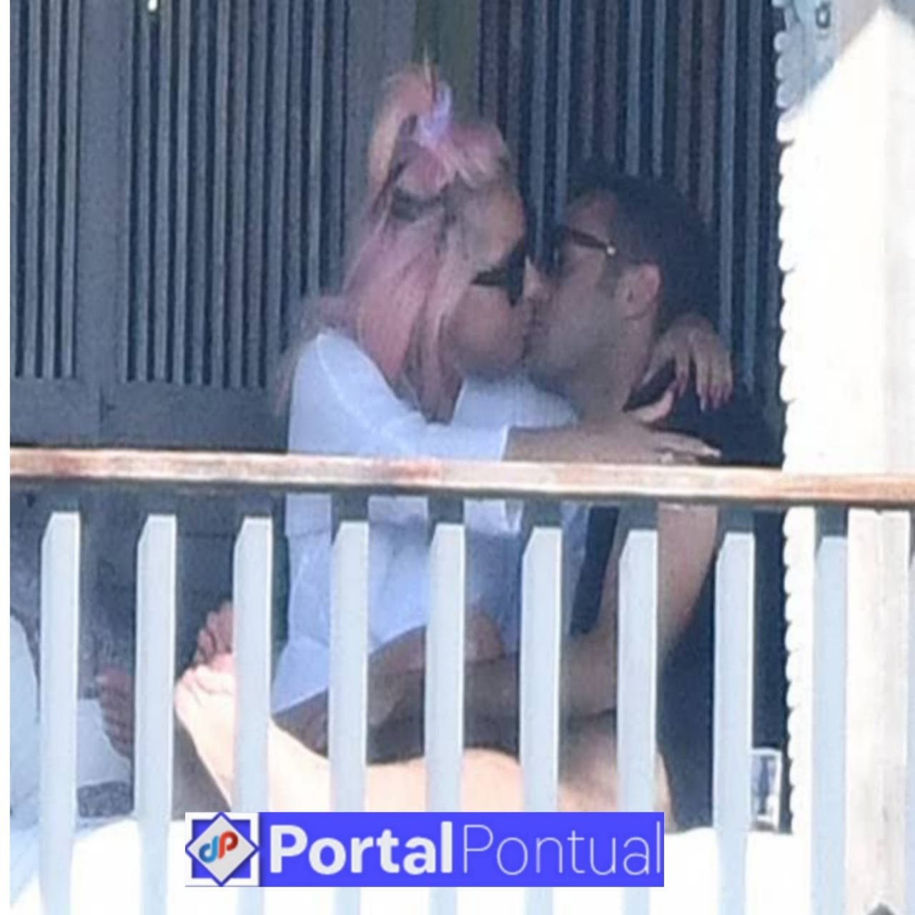 Mundo Lady Gaga Flagrada Aos Beijos Com Novo Namorado Portal Pontual