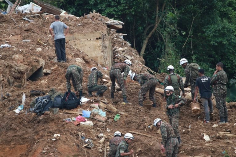 Mortes em Petrópolis sobem para 120; ao menos 116 estão desaparecidos