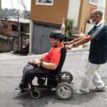 cadeirante_ajudante-acessibilidade